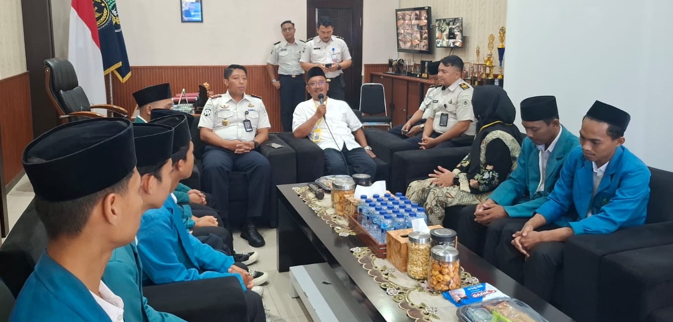 SIMBIOSIS MUTUALISME: Dekan FDKI Uimsya Agus Baihaqi (pegang mik) didampingi Kalapas IIA Banyuwangi Solichin, A.Md.IP., S.H., M.Si, pejabat struktural Lapas, DPL Nur Hafifah, dan para mahasiswa yang magang, Senin (26/10/2026).