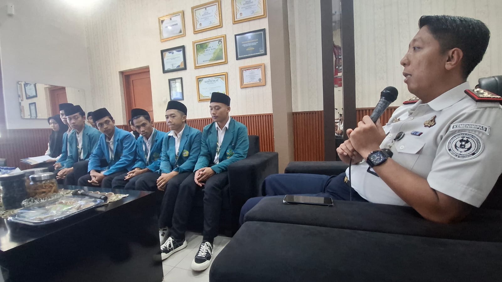 MENGUNTUNGKAN: Kalapas IIA Banyuwangi Solichin, A.Md.IP., S.H., M.Si menyampaikan salam perpisahan dalam penutupan magang (PKL) mahasiswa FDKI Uimsya Blokagung, Banyuwangi, di ruang kerjanya, Senin (26/10/2026).