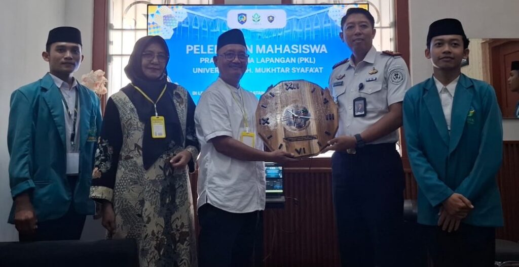 SIMBIOSIS MUTUALISME: Dekan FDKI Uimsya Agus Baihaqi (pegang mik) didampingi Kalapas IIA Banyuwangi Solichin, A.Md.IP., S.H., M.Si, pejabat struktural Lapas, DPL Nur Hafifah, dan para mahasiswa yang magang, Senin (26/10/2026).