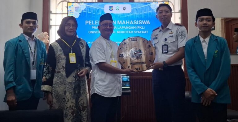 SIMBIOSIS MUTUALISME: Dekan FDKI Uimsya Agus Baihaqi (pegang mik) didampingi Kalapas IIA Banyuwangi Solichin, A.Md.IP., S.H., M.Si, pejabat struktural Lapas, DPL Nur Hafifah, dan para mahasiswa yang magang, Senin (26/10/2026).